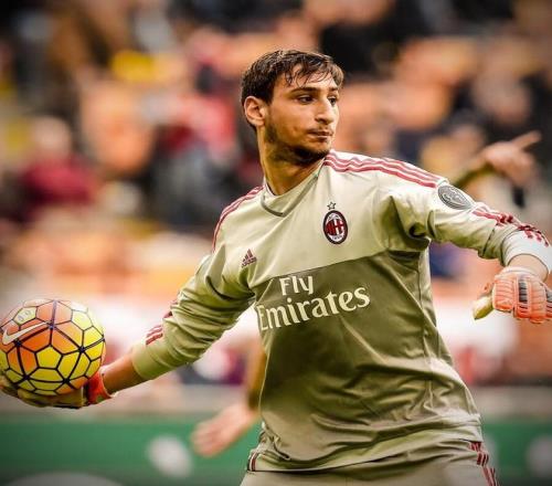 他带着伤坚持踢到最后（他忍痛作战踢到终场哨响）