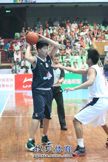 王晓龙：在西班牙踢球竞争很大，缺乏学习和社交能力会很困难（王晓龙：西班牙足坛竞争激烈，缺乏学习与社交能力将举步维艰）