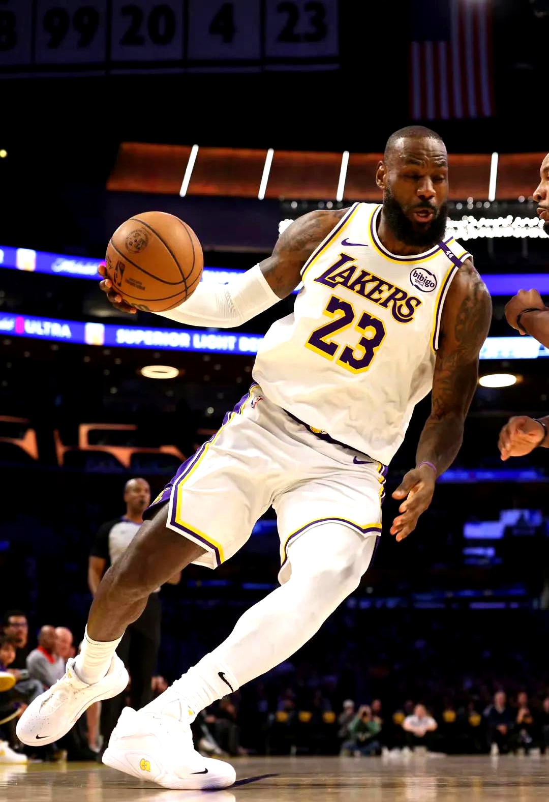 数据占优，拜仁对阿森纳5场不败，14次交手赢下8场（数据优势明显：拜仁近5战阿森纳不败，14次交锋拿下8场）