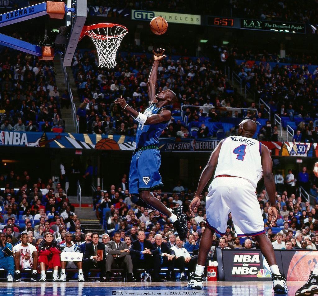 紧跟时事，韩国艺人在热刺vs纽卡看台模仿酷玩乐队观众出轨（紧跟热点：韩国艺人现身热刺vs纽卡看台，模仿酷玩演唱会“观众出轨”梗）