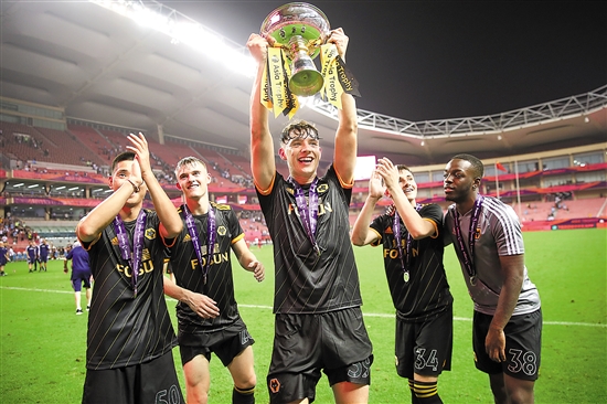 霍伊伦：人们有时会忘记我才22岁，我每天都在努力变得更好（霍伊伦：别忘了我才22岁，我每天都在努力提升自己）