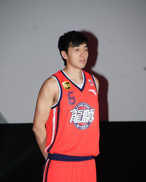 穆罕默德·萨拉赫因表现不佳和言论引发争议，被利物浦球迷认为职业生涯已结束，可能告别俱乐部。（状态低迷与言论风波，萨拉赫遭利物浦球迷视为生涯将尽，或告别红军）