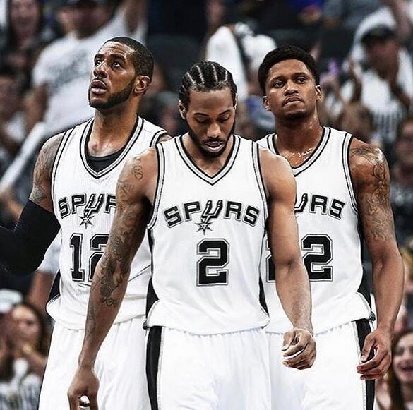 太阳报：麦克托米奈领意甲最佳球员奖，被女友透视着装抢风头（太阳报：麦克托米奈获意甲年度最佳，女友透视造型抢镜）