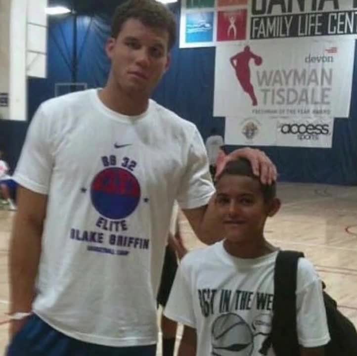 C罗被罚下后，看台上的爱尔兰球迷模仿他做出的哭泣手势（C罗红牌下场后，爱尔兰球迷在看台上模仿其“哭泣”手势）