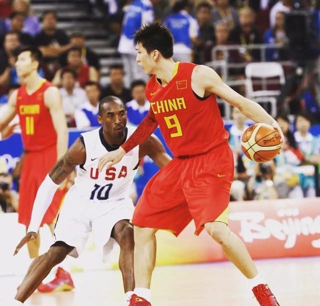 汉斯-弗里克对巴萨室内足球队的惊喜访问（汉斯-弗里克突访巴萨室内足球队）