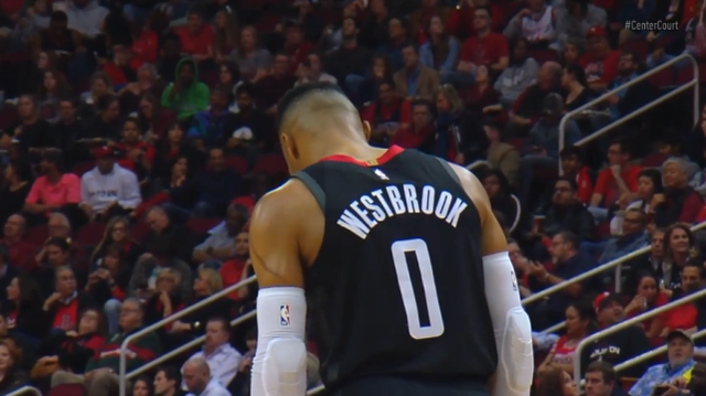 球迷：这球不进都对不起场地（球迷感叹：不进都对不起这草皮）